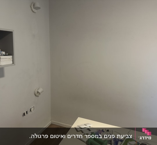 כלים וחלקים על שולחן, קיר עם שקעים פתוחים